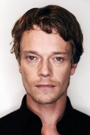 persons/2024-08-19/alfie-allen-w52L1mfuLUH2IVw8c4IP1Nd8LGz.jpg