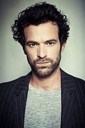 persons/2024-08-28/romain-duris-r4lu7QcE89uoWWwqFXbSoNQZi1J.jpg
